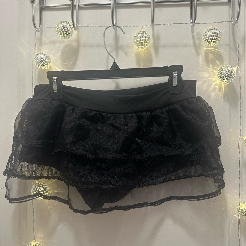 BLACK Y2K RUFFLE LACE SKORT π€ - Picture 2 of 6